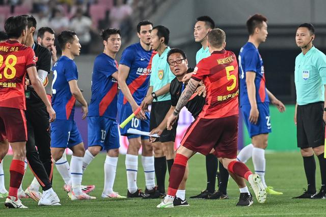 湖人防守亮眼 马穆与塞布尔组合展现3-2策略